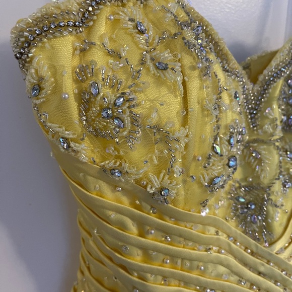 Terani Couture Yellow Grown - Picture 5 of 9